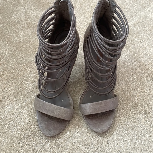 BCBG MA-NIKOLE: Taupe 7.5M - Picture 4 of 6